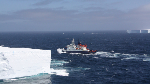 Die Polarstern im Einsatz. (Copyright: F. Mehrtens)