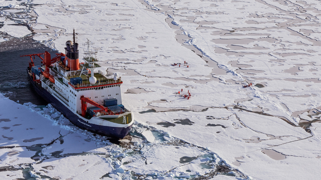 Die Polarstern im Einsatz. (Copyright: M. Hoppmann)