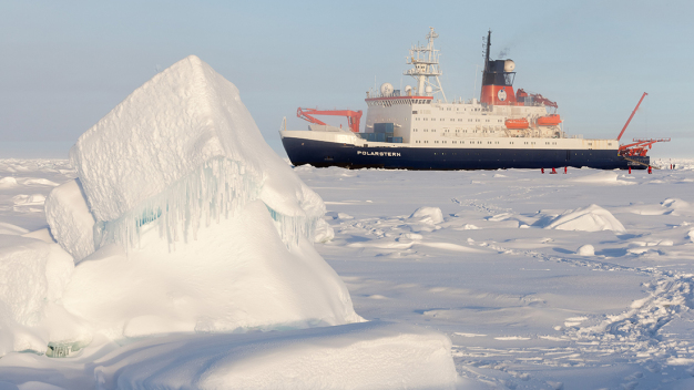 Die Polarstern im Einsatz. (Copyright: M. Hoppmann)