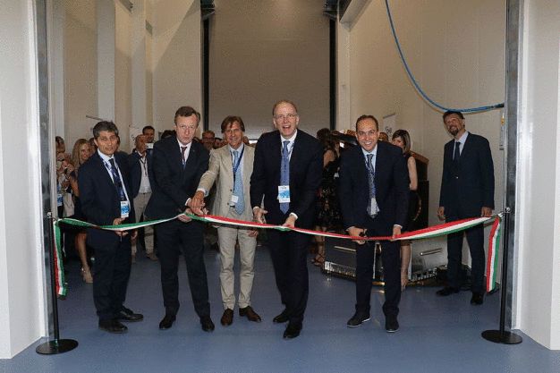Marco Fuchs, der Vorstandsvorsitzende der OHB SE (4. v. l.), eröffnet gemeinsam mit gelandenen Gästen die neue Produktionshalle. (© OHB SE) / Marco Fuchs, CEO of OHB SE (4th from left), opens the new production hall together with several guests. (© OHB SE)
