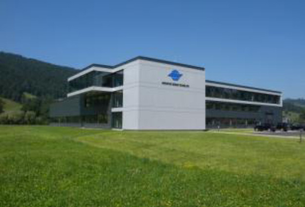 Der neue Hauptsitz der Innovative Sensor Technology IST AG liegt in der Region Toggenburg im Kanton St. Gallen. Hier beschäftigt das erfolgreiche High-Tech-Unternehmen rund 100 Mitarbeitende. / The new Innovative Sensor Technology IST AG headquarters are located in eastern Switzerland. The building offers nearly 100 employees of the high-tech company a modern work envi-ronment.