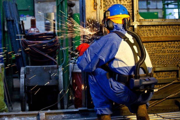 Saubere Luft und Schutz vor Metallpartikeln: CleanAir Chemical 2F für die Metallindustrie (Quelle: MALINA - Safetys.r.o., Tschechien)
