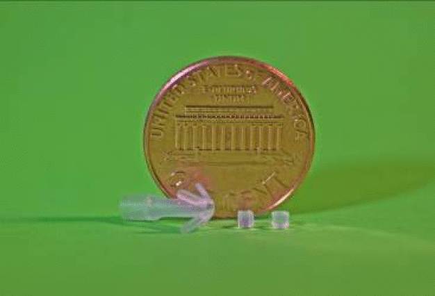 Die steigende Nachfrage nach Kunststoff- oder Silikonprodukten, die im Microextrusions- oder Micromoulding-Verfahren hergestellt werden, lässt sich unter anderem auf die hervorragenden Eigenschaften des Werkstoffs zurückführen. (Im Bild: Mikro-Silikonformteile vor einer US-amerikanische 1-Cent-Münze.) (Quelle: Flexan) Die steigende Nachfrage nach Kunststoff- oder Silikonprodukten, die im Microextrusions- oder Micromoulding-Verfahren hergestellt werden, lässt sich unter anderem auf die hervorragenden Eigenschaften des Werkstoffs zurückführen. (Im Bild: Mikro-Silikonformteile vor einer US-amerikanische 1-Cent-Münze.) (Quelle: Flexan)