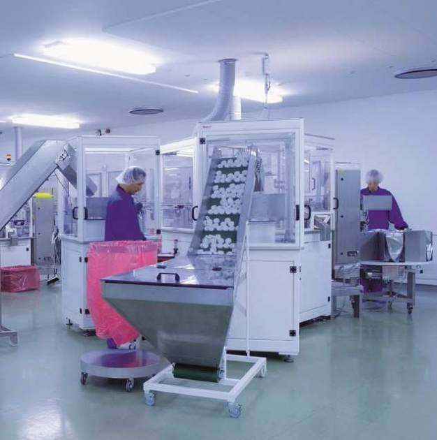 Typischer Einsatz von Folienbeuteln in einer  Reinraumproduktion bei der Gerresheimer AG. / Typical application of bags in a cleanroom production at Gerresheimer AG.