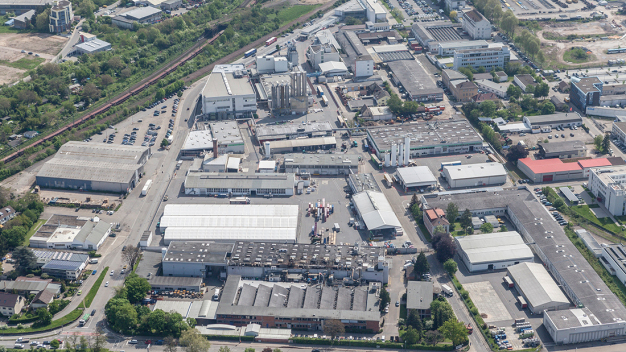 Henkel ist der größte Klebstoffproduzent der Welt. Das Henkel-Werk in Heidelberg ist der größte Produktionsstandort in Europa – spezialisiert auf Klebstofftechnologien für die Automobilindustrie.