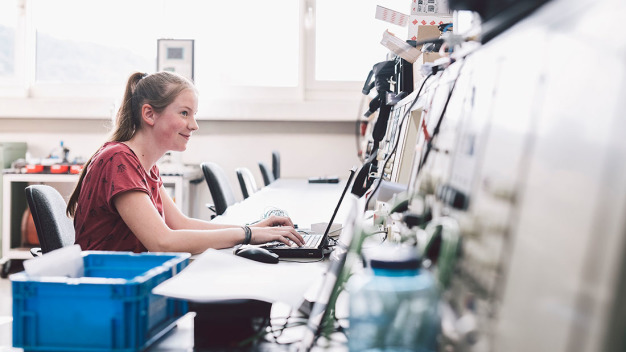 Die Ausbildung bei ebm-papst läuft auch in Zeiten von COVID-19 weiter. (Fotoquelle kostenfrei: Philipp Reinhard)