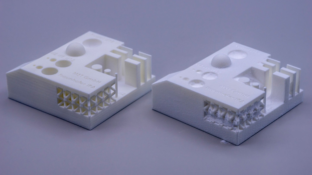 Zwei Testbauteile aus PA12, die mittels Selektivem Lasersintern hergestellt wurden: links nach der Bestrahlung mit Kunststoffgranulat, rechts ohne Strahlbehandlung. © Fraunhofer IPA/Foto: Mark Becker