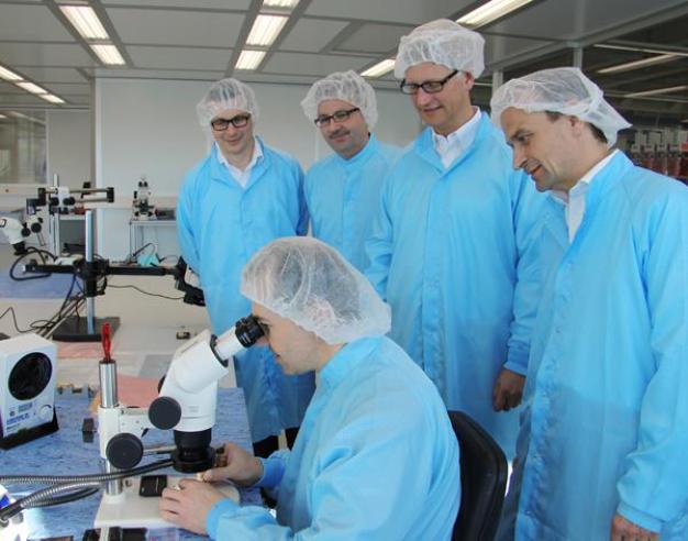 Feinstmontage unter dem Mikroskop im neuen Reinraum.