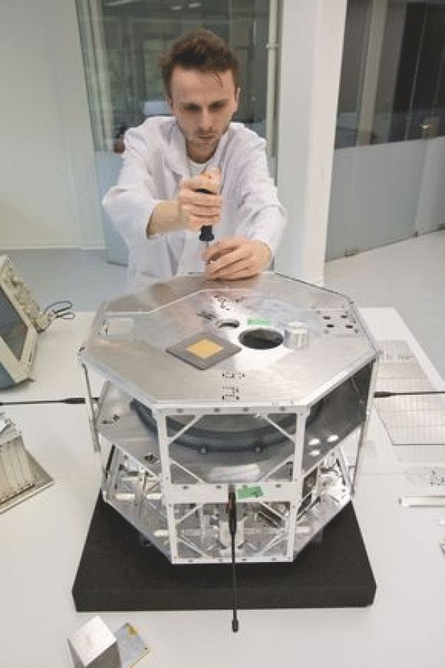 Merlin Barschke, Doktorand am Fachgebiet Raumfahrttechnik, baut an dem Satelliten TechnoSat. 
(© TU Berlin/PR/Ulrich Dahl)