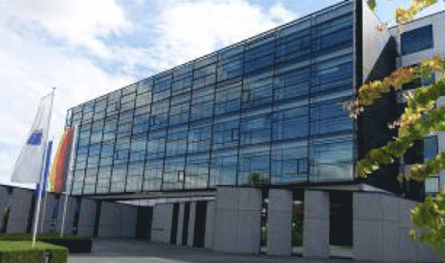 Bereits 2012 ließen die Lasertechnik-Experten der TRUMPF Werkzeugmaschinen GmbH + Co. KG am Standort Ditzingen eine Reinraumanlage einrichten, in der in Flowboxen der Klasse ISO 5 Bearbeitungsoptiken und Laser-Strahlführungsbaugruppen montiert werden. (Quelle: Nerling Systemräume GmbH)