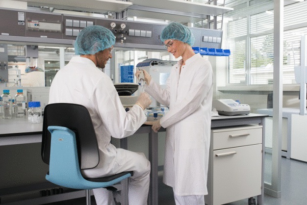 Bimos Laborstühle, wie hier Labsit, setzen Standards. Sie sind speziell für die Arbeit im Labor und die dafür typischen Arbeitshaltungen wie Pipettieren oder Mikroskopieren konzipiert. (Foto: © Bimos)