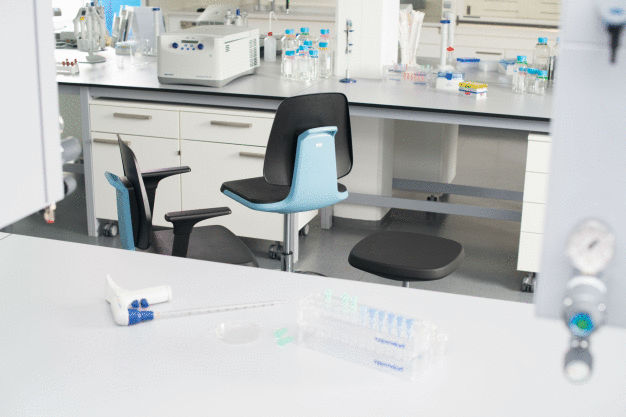 Bimos Laborstühle, wie Labsit, setzen Standards. Sie sind speziell für die Arbeit im Labor und die dafür typischen Arbeitshaltungen, wie etwa beim Pipettieren oder Mikroskopieren, konzipiert. (Foto: © Bimos)