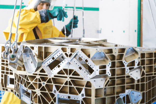 Vorreinigung eines massiven Satellitenbauteils
(Quelle: Fraunhofer IPA) / Pre-cleaning a heavy satellite component (Source: Fraunhofer IPA)
Vorreinigung eines massiven Satellitenbauteils
(Quelle: Fraunhofer IPA) / Pre-cleaning a heavy satellite component (Source: Fraunhofer IPA)