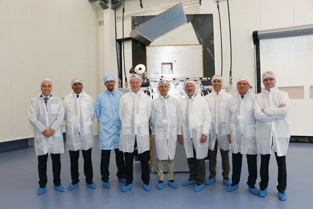 Gruppenfoto beim Rundgang durch den Reinraum mit Dr. Lutz Bertling (Vorstand OHB SE, 6. v. l.). (© OHB SE) / Group photo during a tour of the clean room with Dr. Lutz Bertling (Management Board OHB SE, 6th from left). (© OHB SE)