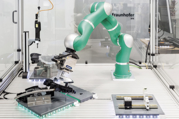 Mit pitasc lassen sich verschiedenste Montageprozesse automatisieren. (Quelle: Fraunhofer IPA/Foto: Rainer Bez) Mit pitasc lassen sich verschiedenste Montageprozesse automatisieren. (Quelle: Fraunhofer IPA/Foto: Rainer Bez)