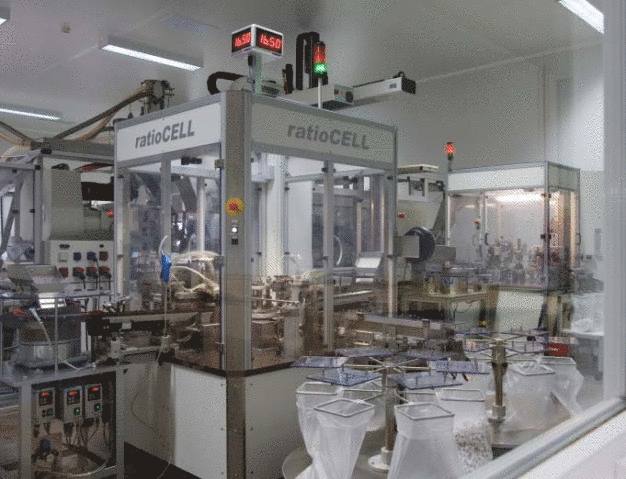 Spritzgieß- und Montagemaschinen im Reinraum ISO8 bei Union Plastic. / Presses d’injection et machines d’assemblage en salle blanche ISO8 chez Union Plastic.