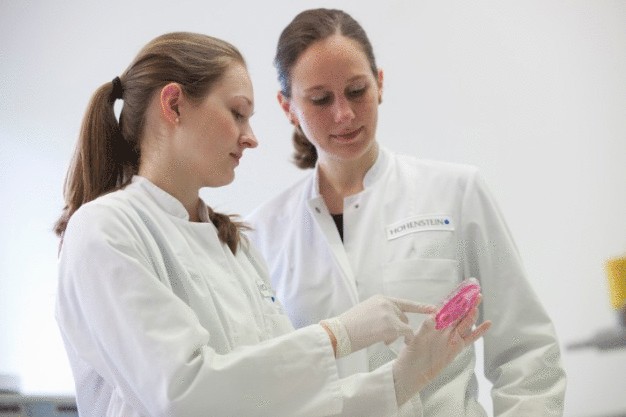 Neue Forschungsergebnisse der Hohenstein Institute können helfen, antimikrobielle Produkte zur Durchbrechung von Infektionsketten gezielt weiterzuentwickeln. © Hohenstein Institute