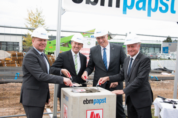 Grundstein für den Standortausbau v.l.n.r. Raymond Engelbrecht (Geschäftsführer ebm-papst St. Georgen), Benedikt Bisping (Bürgermeister Stadt Lauf), Eckhard Brandt (Werkleiter ebm-papst ZEITLAUF), Norbert Reh (Stellvertreter Landrat).