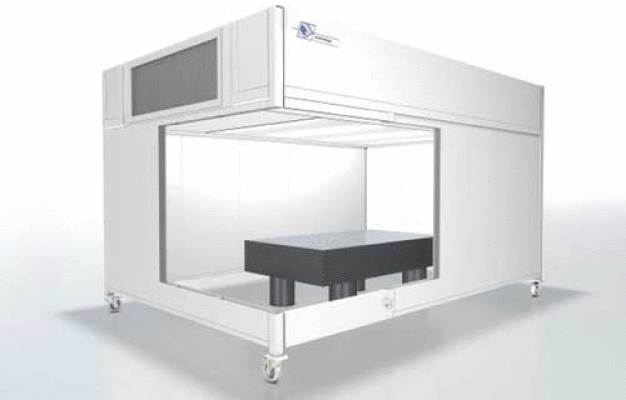 Um bei der Arbeit an optischen Tischen für eine saubere Umgebung ohne Kontaminationsrisiko zu sorgen, können Laserkabinen eingesetzt werden. Diese bietet bc-technology in der für das Unternehmen typischen Modulbauweise an, wodurch sie sich einfach an die jeweils spezifischen Anforderungen des Kunden anpassen lassen. (Quelle: bc-technology)