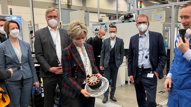 Landeswirtschaftsministerin Dr. Hoffmeister-Kraut bekommt einen Einblick in die Produktpalette des Ventilatorenherstellers ebm-papst in dessen Fertigung in Hollenbach.