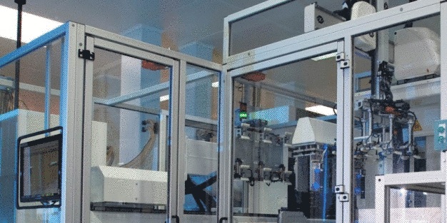 Kamerakontrolle eines komplexen Teils für die In-Vitro-Diagnostik. / Machine de contrôle par vision de 52 cotes avec tolérances de 30µ.