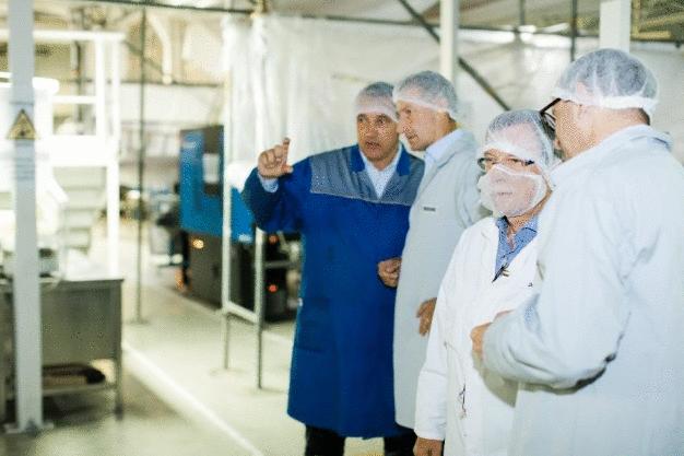 Der Gerresheimer Vorstand informiert sich im Gerresheimer Werk in Essen über den Bau der neuen Schmelzwanne (v.l.n.r. Markus Rocholz, Betriebsratsvorsitzender, Dietmar Siemssen,
Vorstandsvorsitzender Gerresheimer AG, Dr. Jürgen Unruh, Geschäftsführer Gerresheimer Essen
GmbH und Dr. Bernd Metzner, Finanzvorstand). / The Gerresheimer Management Board learns about the construction of the new furnace at
Gerresheimer’s Essen plant (from left to right: Markus Rocholz, Chairman of the Works Council,
Dietmar Siemssen, Chief Executive Officer of Gerresheimer AG, Dr. Jürgen Unruh, CEO of
Gerresheimer Essen GmbH, and Dr. Bernd Metzner, Chief Financial Officer).