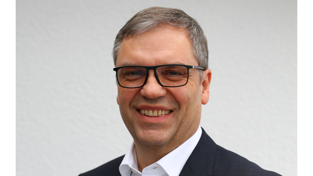 Ulrich Stolz ist Bereichsleiter Technik bei Keller Lufttechnik in Kirchheim unter Teck. Keller Lufttechnik ist Spezialist für reine Luft in Industriebetrieben. Das in vierter Generation geführte Familienunternehmen ist weltweit aktiv. Ulrich Stolz ist dort für technische Innovationen und Weiterentwicklungen zuständig. / Ulrich Stolz is Head of Technical Engineering at Keller Lufttechnik in Kirchheim unter Teck. Keller Lufttechnik specializes in clean air for all industries. The family run company, now in its fourth generation, commands a global presence. Ulrich Stolz is responsible for all technological innovations and future product development.