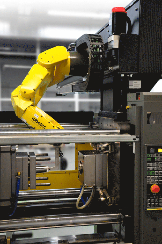 Die von einem Fanuc-Servomotor angetriebene Verfahrachse verleiht dem Roboter ein Plus an Reichweite. (Foto: Robotec Solution) / The traversing axis driven by a Fanuc servo motor gives the robot additional range. (Photo: Robotec Solution)