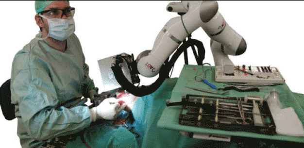 Roboter CARLO (Computer Assisted Robot-guided Laser Osteotome) schneidet Knochen kontaktfrei und höchst präzise. (Foto: AOT AG Basel) / Robot CARLO (Computer Assisted Robot-guided Laser Osteotome) cuts bones contactless and highly accurately. (Photo: AOT AG Basel) 