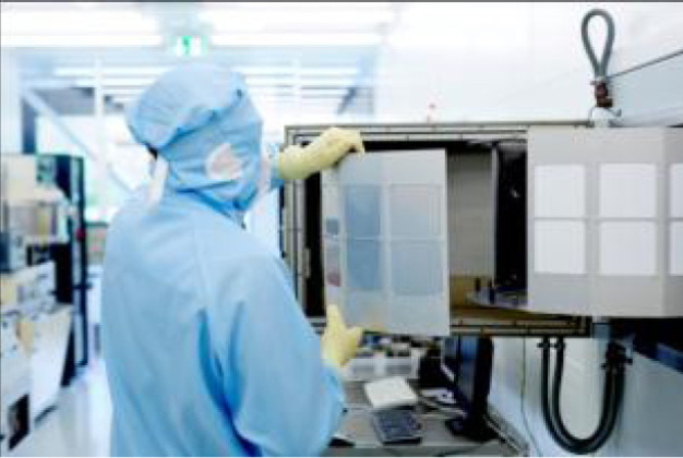 In den neuen Reinräumen der Innovative Sensor Technology IST AG wird in der Beschichtung Platin von höchster Reinheit auf ein Keramiksubstrat „gesputtert“ (geschossen). / During deposition, a ceramic substrate is sputtered with high purity platinum inside IST AGs new clean rooms.