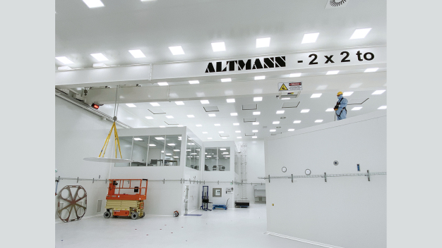 Cleanroom crane in operation