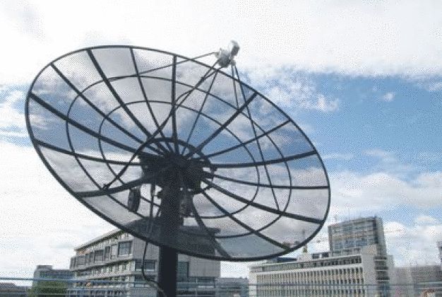 Die Antennenanlage auf dem Dach der TU Berlin gehört zur Bodenstationstechnik des Fachgebiets Raumfahrttechnik. (© TU Berlin/PR/Ulrich Dahl)