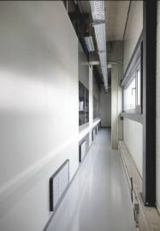 Zwischen der Reinraumwand und der Gebäudehülle entstand eine Rückströmzone, die zudem als Wartungszugang zur Fensterfassade dient. (Quelle: Nerling Systemräume GmbH)