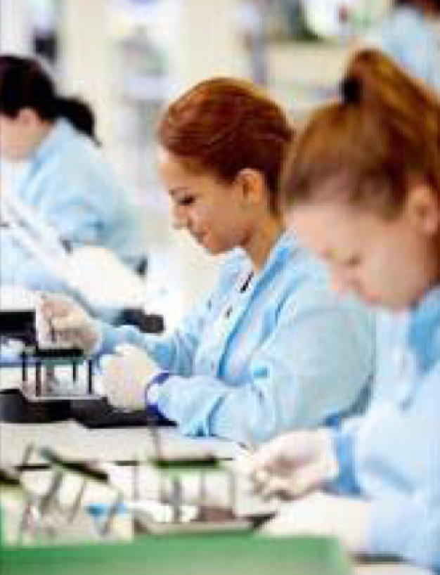 Vor dem Versand wird jeder Sensor daraufhin überprüft, ob er die Kundenanforderungen erfüllt. Mehr als zehn Millionen Sensoren produziert die Innovative Sensor Technology IST AG jedes Jahr. / Each sensor is measured to ensure it meets the customer’s requirements. Annually, more than ten million sensors are produced and distributed world-wide.