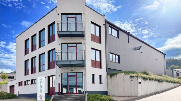 In direkter Nachbarschaft zum bestehenden Standort von Servomold gelegen, bietet die neu erworbene Immobilie viel zusätzlichen Raum für den Ausbau der zukunftsgerichteten Aktivitäten des Unternehmens. © Servomold / Located in the direct neighborhood of Servomold's existing site, the newly acquired property offers plenty of additional space for the expansion of the company's future-oriented activities. © Servomold