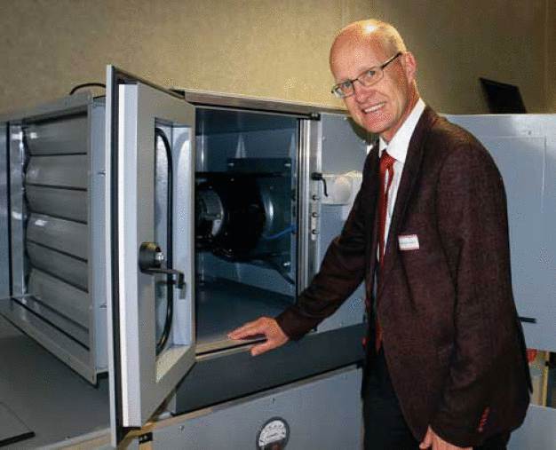 Prof. Dr.-Ing. Karl-Josef Albers, Leiter des Labors für Luft- und Klimatechnik der Hochschule Esslingen, freut sich über das neue gläserne RLT-Gerät. (Bild: ebm-papst)