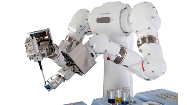 Ein speziell für die Laborautomatisierung entwickelter Roboter ist der Dual-Arm-Roboter Motoman CSDA10F von Yaskawa. (Quelle: Yaskawa) / A robot specially developed for lab automation is Yaskawa’s dual-arm Motoman CSDA10F robot. (Source: Yaskawa)