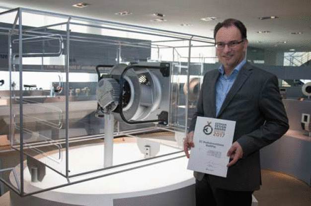 Bild 1: Stellvertretend für das Entwicklungsteam präsentiert Hartmut Messerschmidt die Urkunde. (Bild: ebm-papst) / Fig. 1: On behalf of the Development team, Hartmut Messerschmidt accepted the award certificate. (Picture: ebm-papst)