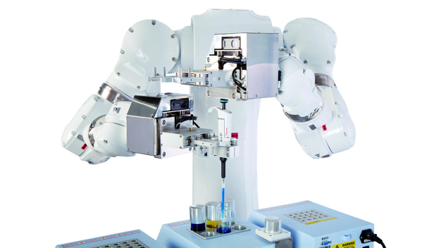Ein speziell für die Laborautomatisierung entwickelter Roboter ist der Dual-Arm-Roboter Motoman CSDA10F von Yaskawa. (Quelle: Yaskawa) / A robot specially developed for lab automation is Yaskawa’s dual-arm Motoman CSDA10F robot. (Source: Yaskawa)