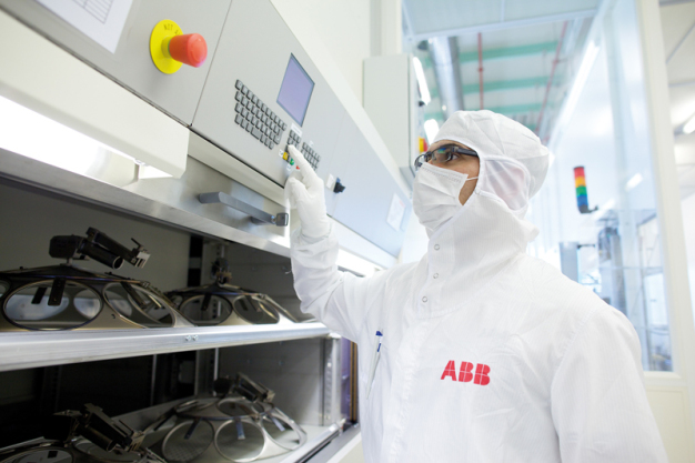 Durch das Umlaufregal von Hänel konnte die benötigte Lagerbodenfläche im Reinstraum beibehalten werden und das bei einer 
Verdreifachung der Lagerkapazität von 12 auf 36 Wafer-Kalottenträger.
