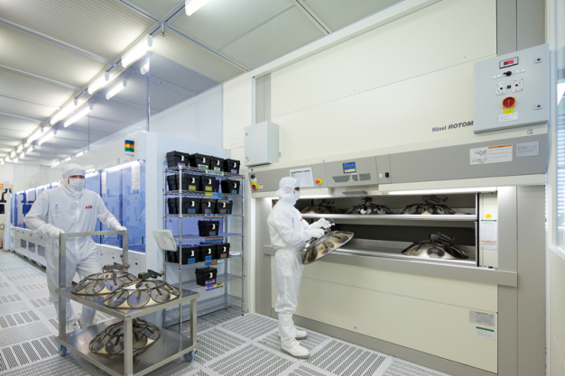 Die Kalottenträger für die Wafer werden im Reinraum Rotomat® CleanStore so lange gelagert, bis sie in der Bedampfungsanlage zum Einsatz kommen. 