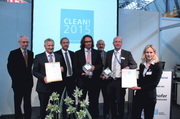 Bei der Fachmesse parts2clean in Stuttgart stellten die Preisträger ihre Beiträge vor und erhielten die Auszeichnungen von den Juroren Dr. Lothar Gail und Prof. Arnold Brunner.