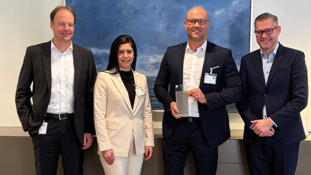 V.l.n.r. Till Küppers, ředitel společnosti TRUMPF Werkzeugmaschinen SE + Co. KG, Feryal Schiga, CFO LED2WORK GmbH, Jan Schiga, generální ředitel LED2WORK GmbH, Jan Kistner, vedoucí oddělení firemního nákupu TRUMPF SE + Co. KG.