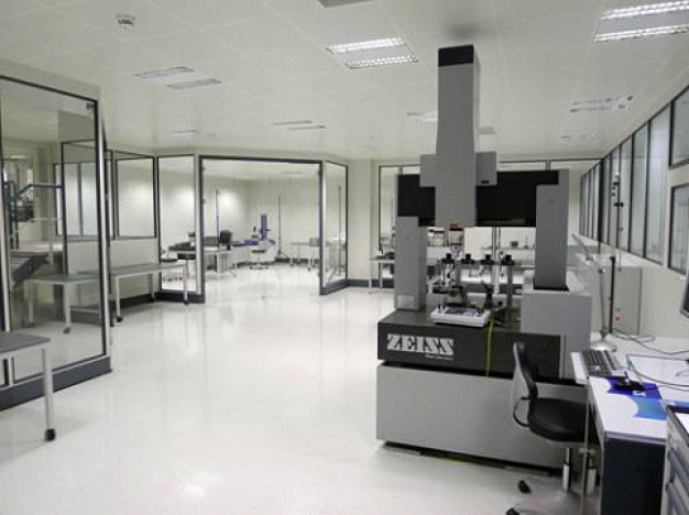 Die neue Messraumanlage besteht aus einem Feinmessraum der Güteklasse 2, einem Messraum der Klasse 3 für 3-Koordinaten-Messtechnik und einem Materialprüflabor. Diese wurden großzügig beplant, um die Messmaschinen wirken zu lassen. Die intelligente Lichtsteuerung über das eingebaute DALI-System verstärkt diesen Effekt.
Quelle: Nerling Systemräume GmbH
