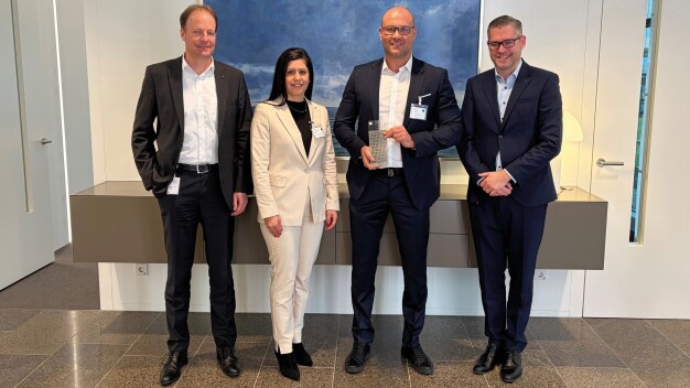 V.l.n.r. Till Küppers, generální ředitel TRUMPF Werkzeugmaschinen SE + Co. KG, Feryal Schiga, finanční ředitelka LED2WORK GmbH, Jan Schiga, generální ředitel LED2WORK GmbH, Jan Kistner, vedoucí firemního nákupu TRUMPF SE + Co. KG.