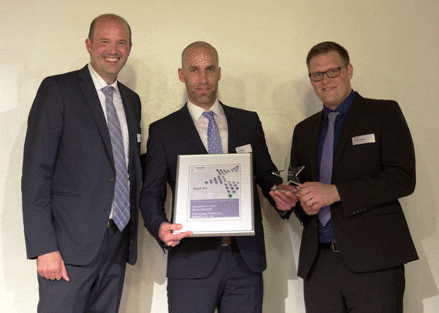 Christian Kromschröder von Siemens DF MC überreicht Axel Resch und David Kehler von ebm-papst die Auszeichnung. (Bild	: Siemens DF MC)