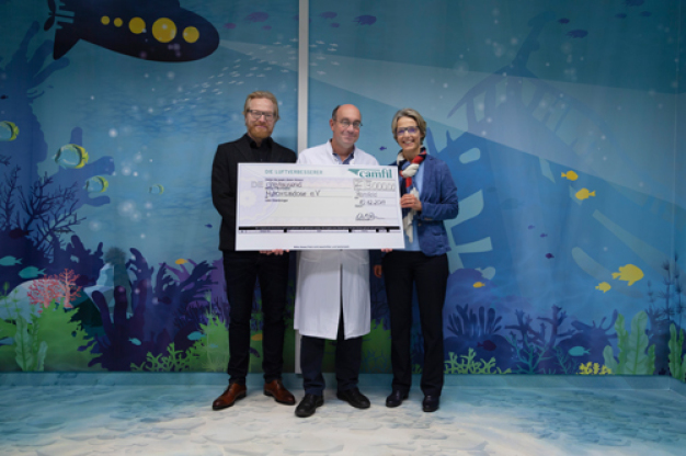Im neuen Lungenfunktionsraum, v.l.: Jan Beth, Camfil Vertrieb Außendienst der Region Nord, Prof. Dr. Matthias Kopp, Leiter der Sektion für Pädiatrische Pneumologie und Allergologie, Christine Wall-Pilgenröder, Geschäftsführerin von Camfil. (Bild: Camfil)
Im neuen Lungenfunktionsraum, v.l.: Jan Beth, Camfil Vertrieb Außendienst der Region Nord, Prof. Dr. Matthias Kopp, Leiter der Sektion für Pädiatrische Pneumologie und Allergologie, Christine Wall-Pilgenröder, Geschäftsführerin von Camfil. (Bild: Camfil)