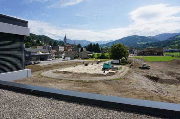 Abb. 1: Baustelle des Erweiterungsbaus der IST AG. Vorbereitung der Parzelle auf den Bau. (Blick vom bestehenden Gebäude an der Stegrütistrasse 14)