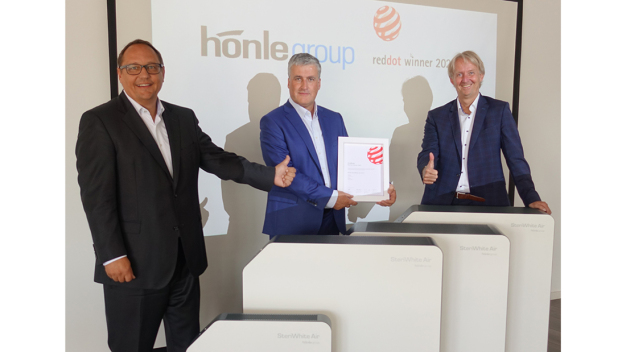 v.l. Heiko Runge, Rainer Pumpe und Norbert Haimerl - die Vorstände der Dr. Hönle AG freuen sich über 
 den Red Dot Award für ihren SteriWhite Air Q115.
