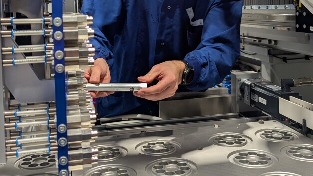 Modern diagnostics with lab-on-a-chip systems enable test results at the point of care and save the time-consuming trip to the central laboratory. (Copyright: Contentway GmbH)
